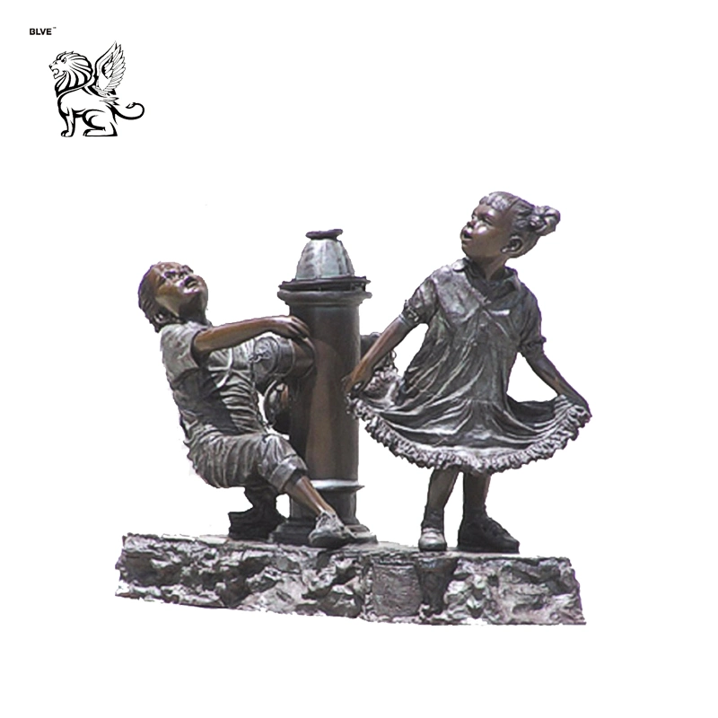 Outdoor Bronze Boy Girl and Fire Hydrant Bronze Water Fountain Bfd-46